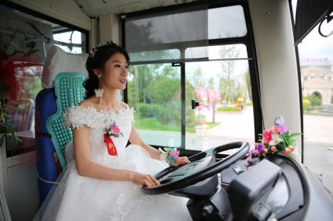 Thay vì ngồi xe hoa, cô dâu lái xe buýt rước chú rể vu quy