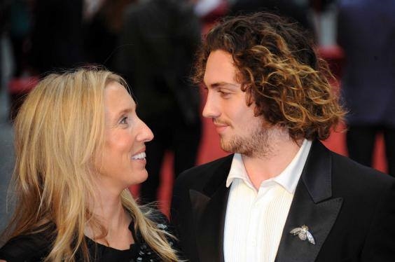 Sam va Aaron Taylor-Johnson: Chenh lech tuoi tac co la gi khi no cuu roi hai con nguoi?