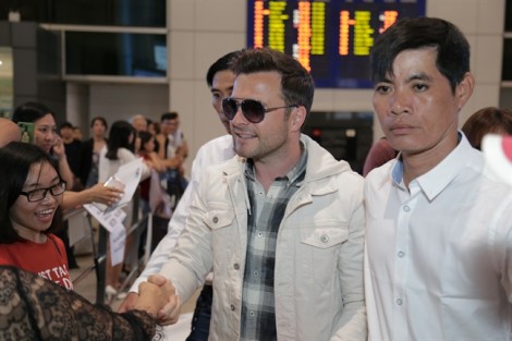 Cựu thành viên Westlife được chào đón nồng nhiệt tại sân bay Tân Sơn Nhất