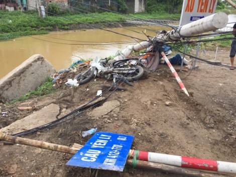 Xe buýt 'điên' đâm hàng loạt người bay xuống sông