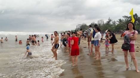 Bất chấp cảnh báo, du khách đổ xô tắm biển trước giờ bão vào