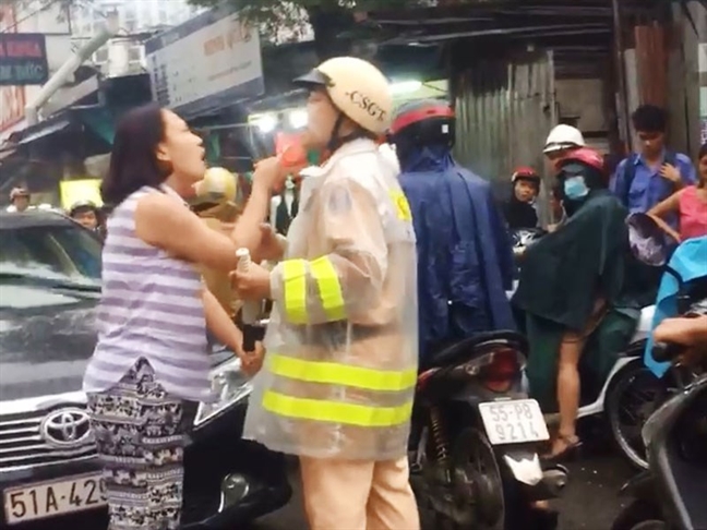 Chui mang canh sat giao thong, cai sai den tu dau?