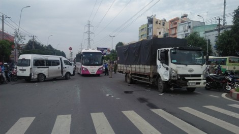 Xe trung chuyển Phương Trang bị tông quay vòng 360 độ, nhiều người bị thương