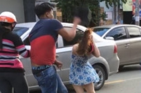 Thanh niên phang mũ bảo hiểm vào đầu cô gái sau va chạm giao thông bị khởi tố