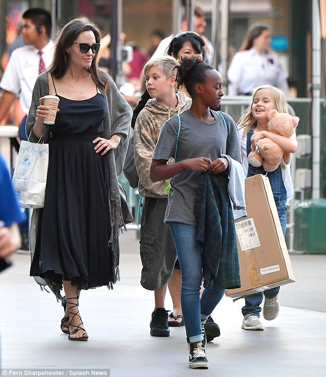 Angelina Jolie dat cac con di mua sam truoc tin don bi mat hen Brad Pitt