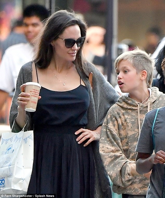 Angelina Jolie dat cac con di mua sam truoc tin don bi mat hen Brad Pitt