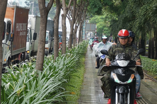 San bay Tan Son Nhat ket cung tu sang den trua khi cau vuot vang bong xe co