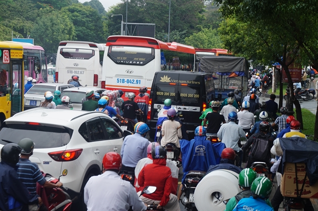 San bay Tan Son Nhat ket cung tu sang den trua khi cau vuot vang bong xe co