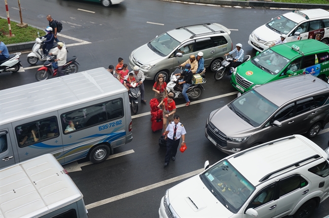 San bay Tan Son Nhat ket cung tu sang den trua khi cau vuot vang bong xe co