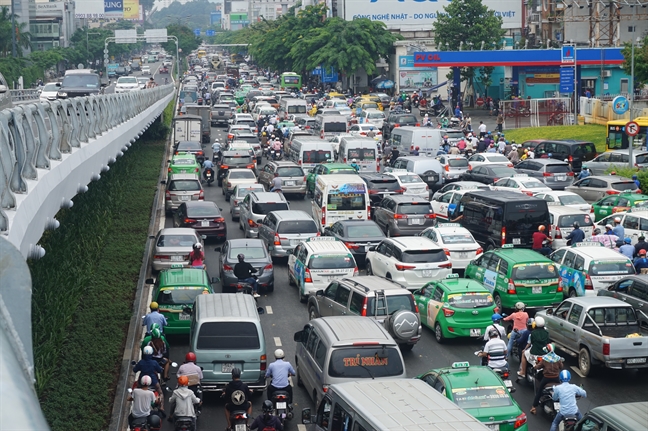 San bay Tan Son Nhat ket cung tu sang den trua khi cau vuot vang bong xe co