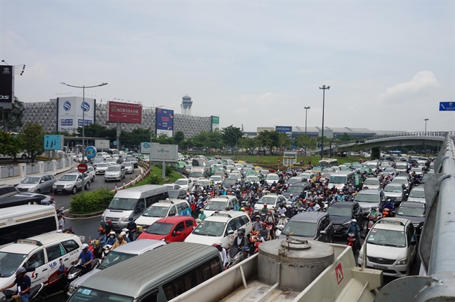 San bay Tan Son Nhat ket cung tu sang den trua khi cau vuot vang bong xe co