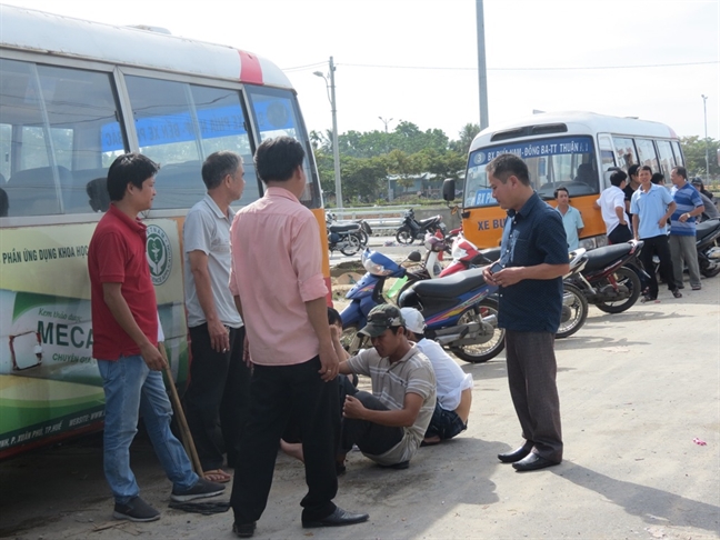 Nguoi lao dong 'bao vay' tru so cong ty Hoang Duc doi quyen loi