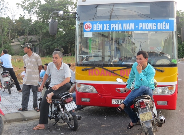 Nguoi lao dong 'bao vay' tru so cong ty Hoang Duc doi quyen loi