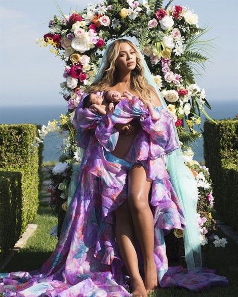 Dân mạng phát sốt với trào lưu chụp ảnh mẹ bồng con kiểu Beyonce