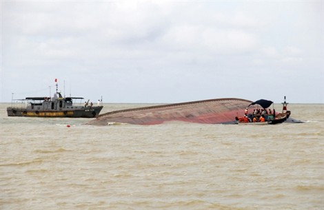 Vụ chìm tàu ở Nghệ An: Huy động hơn 20 tàu tìm kiếm 2 thuyền viên mất tích