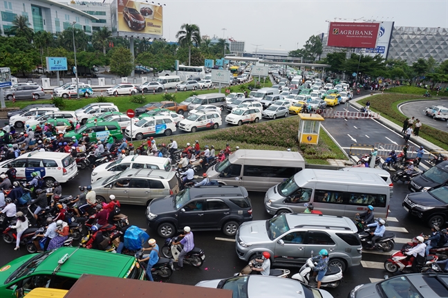 Ket xe nua ngay cua ngo san bay Tan Son Nhat: Dung do loi do tai nan