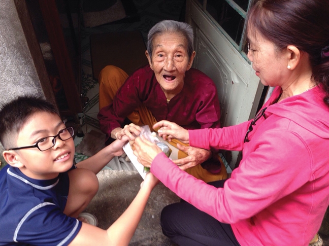 Nguoi can bo Hoi moi ngay  dua com cho  nguoi gia