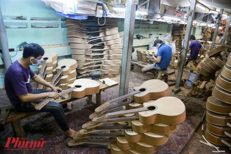 Gia đình 3 thế hệ làm đàn guitar ở Sài Gòn