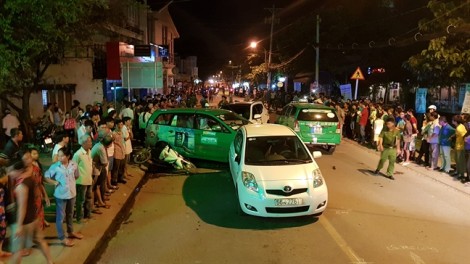 Ôtô 'điên' tông 12 xe ở Sài Gòn, 2 người chết