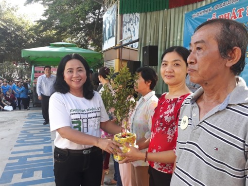 Quận 4: Phát động phong trào 'Gia đình trồng cây xanh'