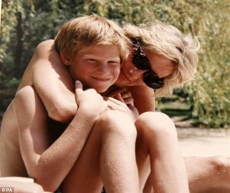 Hoàng tử Harry trải lòng về nỗi nhớ da diết từng cái ôm của mẹ Diana