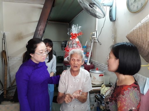 Hội LHPN TP.HCM thăm, tặng quà gia đình chính sách