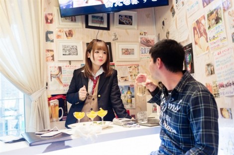 Những chiếc váy nữ sinh nhức nhối trong các quán cà phê mại dâm tại Nhật