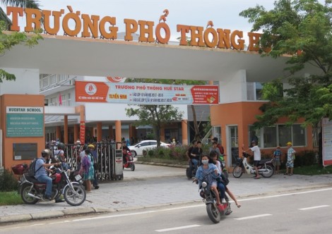 Phòng học bị ngân hàng niêm phong vì thiếu nợ, phụ huynh đứng ngồi không yên