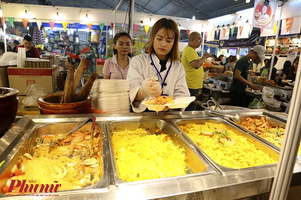 Khu am thuc Thai Lan khien gioi tre Sai Gon 'quen loi ve'