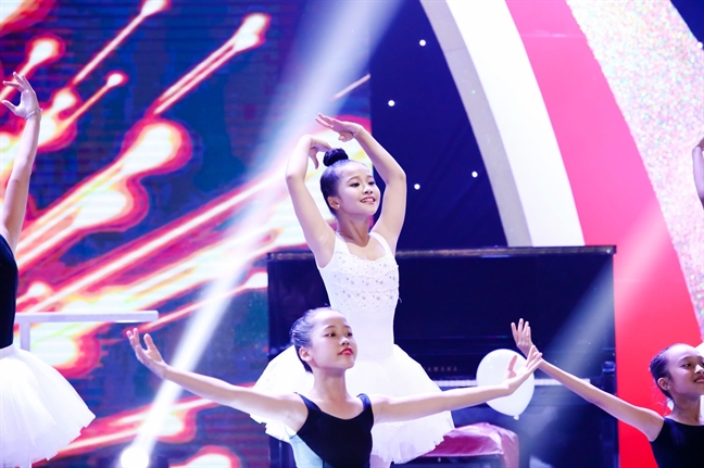 Oc Thanh Van khoc nuc no, cui dau cam on thi sinh nhi mua ballet