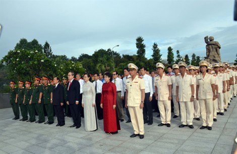 Lãnh đạo TP.HCM dâng hương tưởng niệm các Anh hùng liệt sĩ