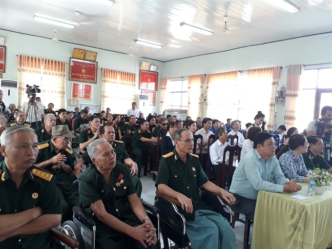 Giao luu voi thuong benh binh tai Trung tam Dieu duong thuong binh va nguoi co cong Long Dat