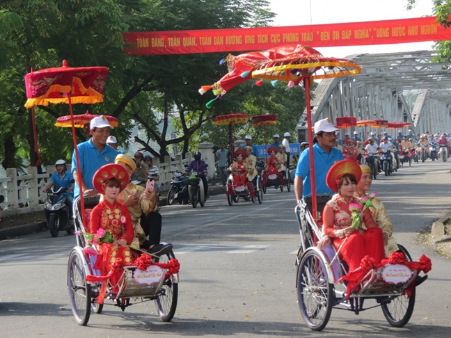 22 cap doi cong nhan rang ngoi hanh phuc trong dam cuoi tap the dau tien o Hue