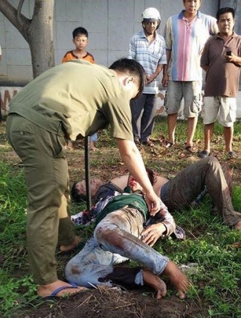 Hai 'cẩu tặc' bị dân đánh bất tỉnh, đốt xe máy ở Đồng Nai