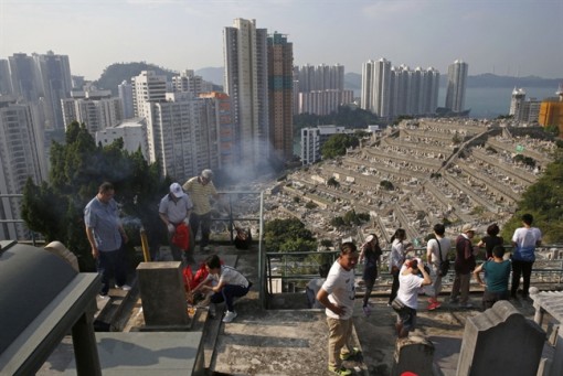 Hong Kong: Sống trong 'căn hộ quan tài', chết loay hoay tìm chỗ chôn