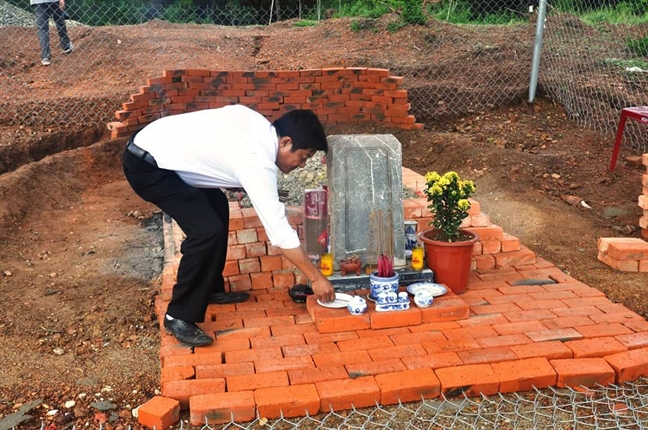 Vu san ui mo vo vua Tu Duc lam bai xe: Nguyen Phuoc toc keu cuu len Thu tuong