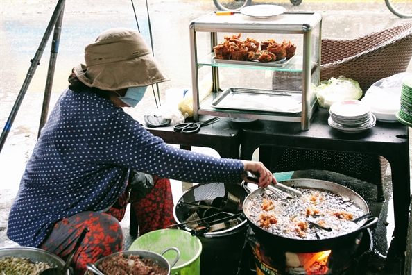 Quan banh xeo Van Nghe doc dao tai Sai Gon, khach vua an vua nghe chu quan hat nhac Trinh