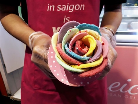 Độc đáo kem hoa hồng tại Sài Gòn, khách nhìn không nỡ ăn