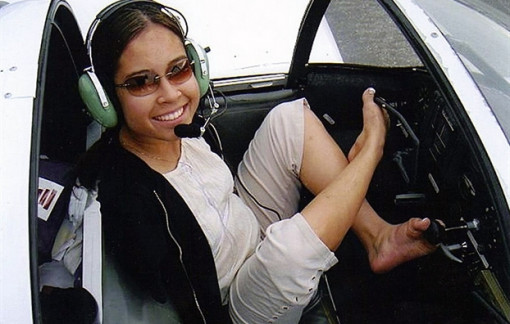 Vượt qua nghịch cảnh, người phụ nữ không tay vẫn lái máy bay