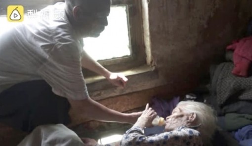 Con trai 65 tuổi đút bình sữa cho mẹ già trăm tuổi khiến nhiều người nghẹn ngào