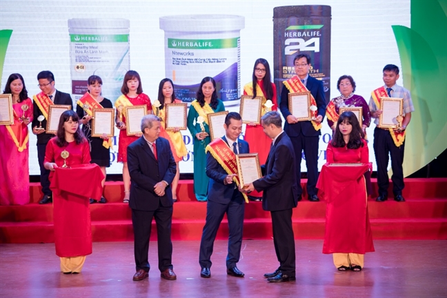 Herbalife Viet Nam nhan giai thuong “San pham vang vi suc khoe cong dong nam 2017”