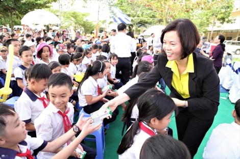 Khởi động hành trình trao sữa 10 năm liên tiếp của quỹ sữa vươn cao Việt Nam - Trao tặng 46.500 ly sữa cho trẻ em Tỉnh Quảng Nam