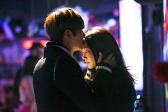 Đừng hôn trán vợ nữa nếu không muốn chuyện ấy chỉ còn mỗi quý một lần