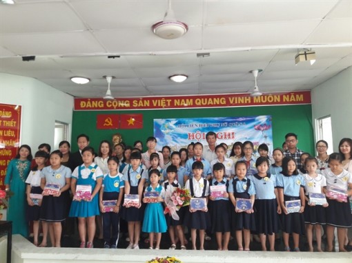 Trao 87 suất học bổng Nguyễn Thị Minh Khai cho học sinh, sinh viên nghèo