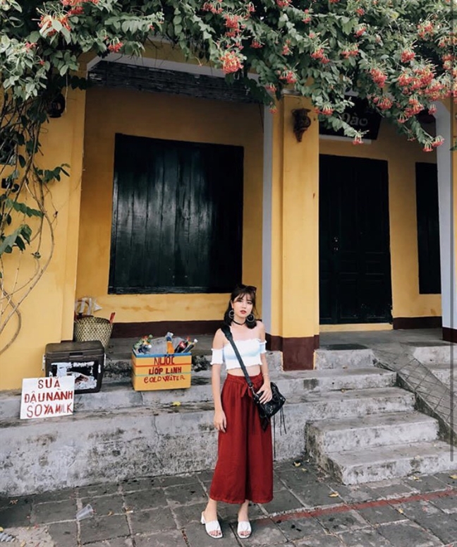 Dong Nhi - Ong Cao Thang voi trang phuc di bien tre trung noi bat tuan qua