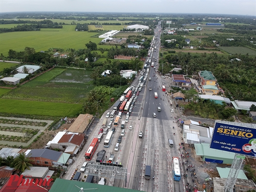 Quoc lo 1A lai ket xe kinh hoang do tai xe phan doi tram thu phi Cai Lay