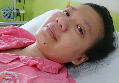 Thai phụ mang thai 8 tháng bị xe tải chèn qua bụng hạnh phúc khi được bế con