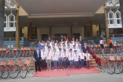 Hanwha Life Việt Nam trao tặng xe đạp cho trẻ em nghèo