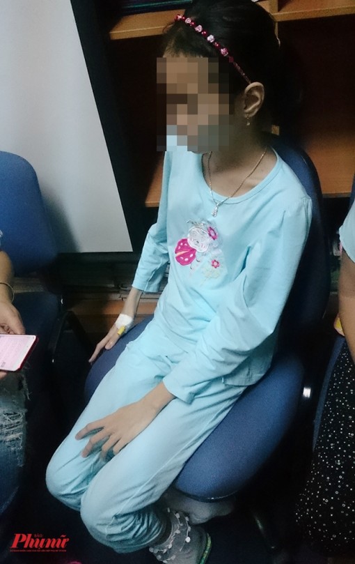 Con mắc bệnh hiếm gặp, ba mẹ ôm bé đi trừ tà ma