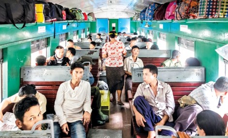 Có chuyến tàu đi ngược về quá khứ ở Myanmar